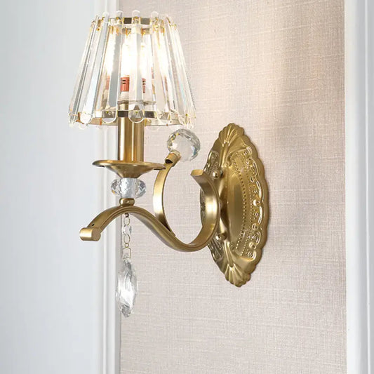 Vintage brass wall sconce with gold-toned crystal fringe shade and e14 bulb base for elegant living room lighting